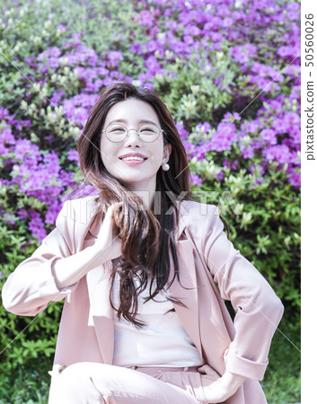 長發年輕女性辦公室工作者微笑 50560026