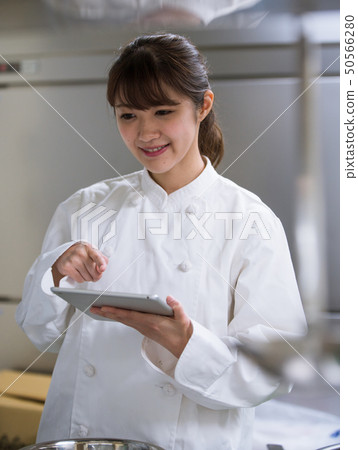 Cook checking cooking method with tablet terminal Cook checking cooking method with tablet terminal 50566280
