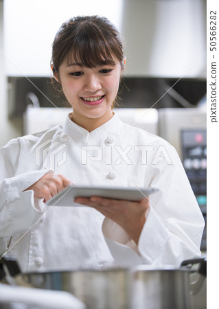 廚師檢查與平板終端的烹飪方法 廚師檢查與平板終端的烹飪方法 50566282