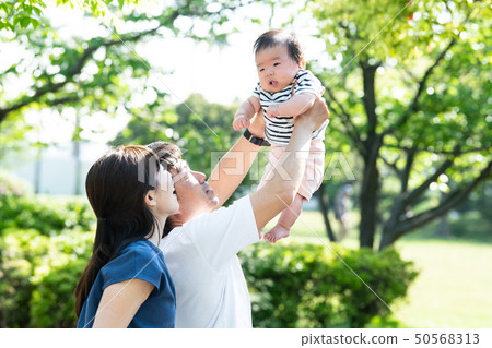 嬰孩和父母家庭父母和孩子夏天公園 嬰孩和父母家庭父母和孩子夏天公園 50568313