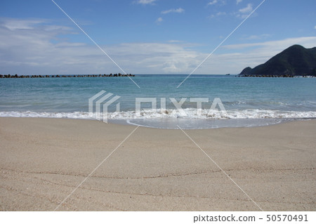 Takeokan海灘,豐岡市,兵庫縣。9月初,當有透明度和許多遊客參觀 Takeokan海灘,豐岡市,兵庫縣。9月初,當有透明度和許多遊客參觀 50570491