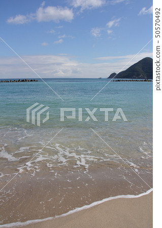 Takeokan海灘,豐岡市,兵庫縣。9月初,當有透明度和許多遊客參觀 Takeokan海灘,豐岡市,兵庫縣。9月初,當有透明度和許多遊客參觀 50570492