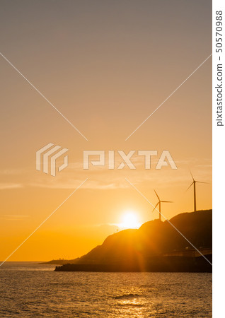 風力渦輪機，日出在太平洋 50570988