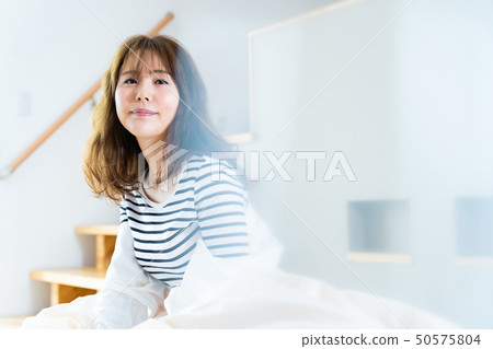 醒醒微笑的婦女圖像的少婦醒來的婦女 醒醒微笑的婦女圖像的少婦醒來的婦女 50575804