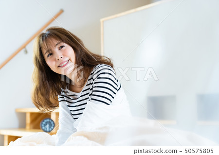醒醒微笑的婦女圖像的少婦醒來的婦女 醒醒微笑的婦女圖像的少婦醒來的婦女 50575805