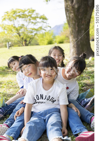 擺在公園的孩子 50575806