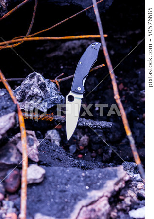 Knife in the center of the vertical frame. 50576685