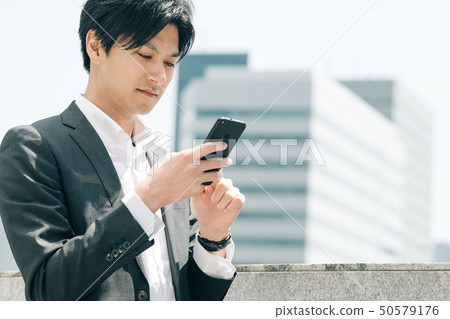 與智能手機日本人的年輕商人 與智能手機日本人的年輕商人 50579176