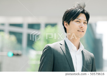 在街市東京年輕日本人的商人 50579616