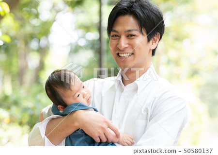 父親抱著嬰兒公園步行育兒育兒育兒Ikumen 父親抱著嬰兒公園步行育兒育兒育兒Ikumen 50580137