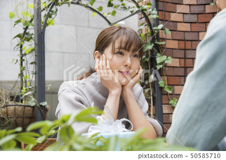 一位女士臉頰貼 50585710
