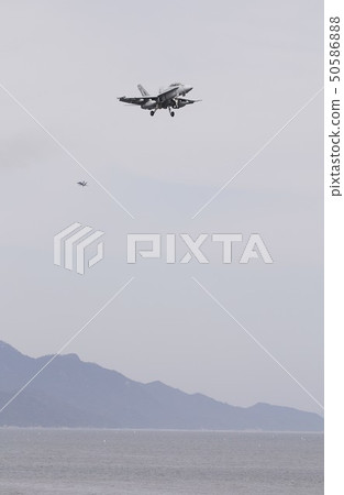 美國海軍陸戰隊艦隊的F-18D大黃蜂戰鬥機攻擊飛機在風景秀麗的瀨戶內上空飛行 美國海軍陸戰隊艦隊的F-18D大黃蜂戰鬥機攻擊飛機在風景秀麗的瀨戶內上空飛行 50586888