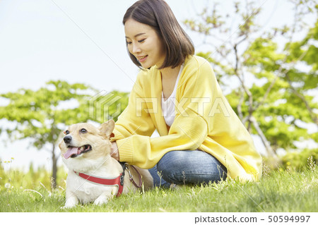 健康,小狗,走路,年輕的女人 健康,小狗,走路,年輕的女人 50594997