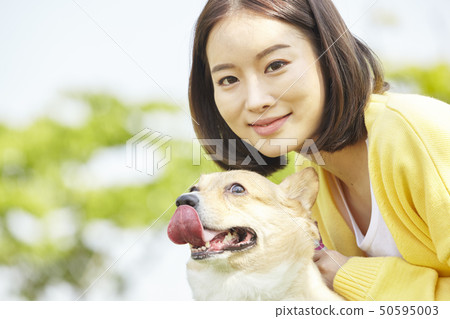 健康,小狗,走路,年輕的女人 健康,小狗,走路,年輕的女人 50595003