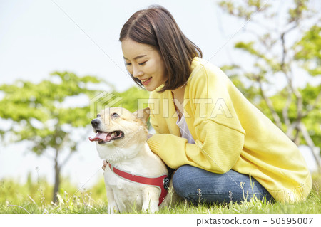 健康,小狗,走路,年輕的女人 健康,小狗,走路,年輕的女人 50595007