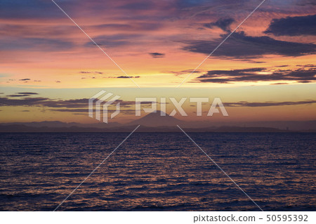 看從Mt.富士的日落從Kamiso海灘 50595392