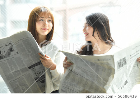 讀報紙的兩名婦女在窗口邊 讀報紙的兩名婦女在窗口邊 50596439