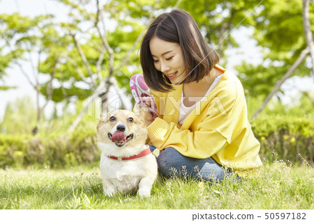 健康，小狗，走路，年輕的女人 50597182