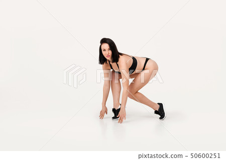 fit young woman in start position ready for run fit young woman in start position ready for run 50600251