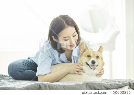 健康,小狗,房屋,房屋,年輕女性 健康,小狗,房屋,房屋,年輕女性 50600855