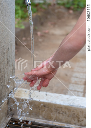 用自來水洗手 50602535