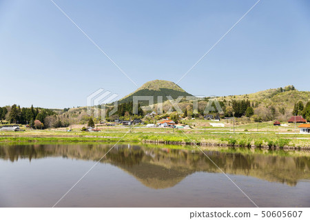 Arato山和新綠色的稻田 Arato山和新綠色的稻田 50605607