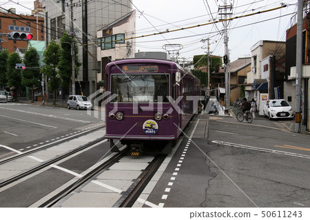 從京福電鐵Mobo 501火車Arashiden 502站的家中穿過平交道口，進入嵐山線的賽因站 50611243