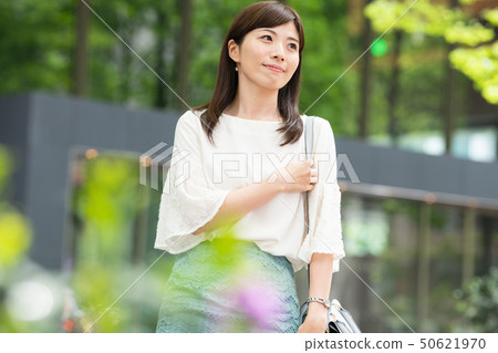年輕女商人東京都市通勤 50621970