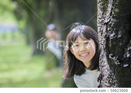 孩子們從樹後面露臉 孩子們從樹後面露臉 50623808