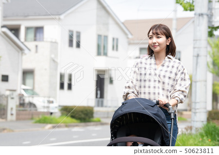 母親推嬰兒車嬰兒住宅區步行育兒 母親推嬰兒車嬰兒住宅區步行育兒 50623811