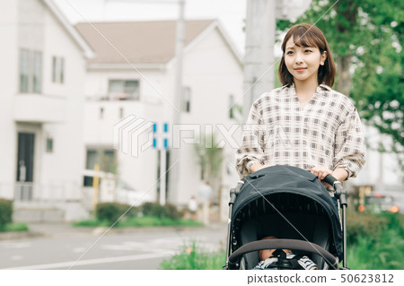 母親推嬰兒車嬰兒住宅區步行育兒 50623812