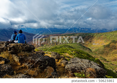 遠足者和秋葉山脈在Adatara山頂部 50623861