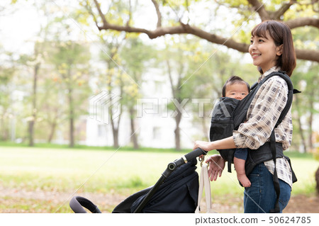 母親推嬰兒車嬰兒漫步擁抱帶 50624785