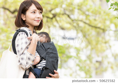 Mother holding a baby New green Park Outdoor Hug strap Mother holding a baby New green Park Outdoor Hug strap 50625582
