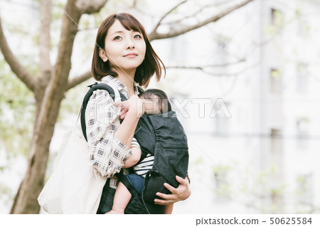Mother holding a baby New green Park Outdoor Hug strap Mother holding a baby New green Park Outdoor Hug strap 50625584