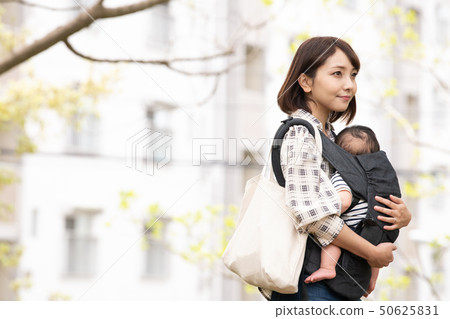 Mother holding a baby New green Park Outdoor Hug strap Mother holding a baby New green Park Outdoor Hug strap 50625831