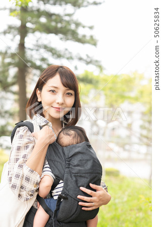 Mother holding a baby New green Park Outdoor Hug strap Mother holding a baby New green Park Outdoor Hug strap 50625834