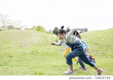 在田野衝刺的孩子們 在田野衝刺的孩子們 50626749