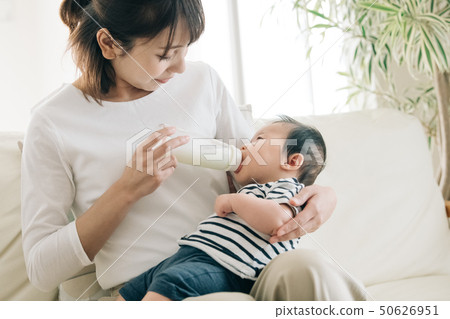 照顧做嬰孩與乳瓶的飲料牛奶 照顧做嬰孩與乳瓶的飲料牛奶 50626951