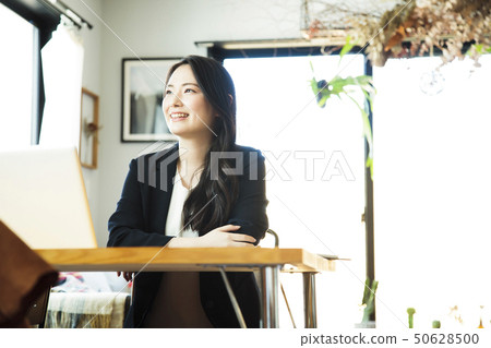 營業所女商人女計算機設計師 營業所女商人女計算機設計師 50628500