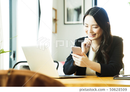 營業所女商人女計算機設計師 營業所女商人女計算機設計師 50628509