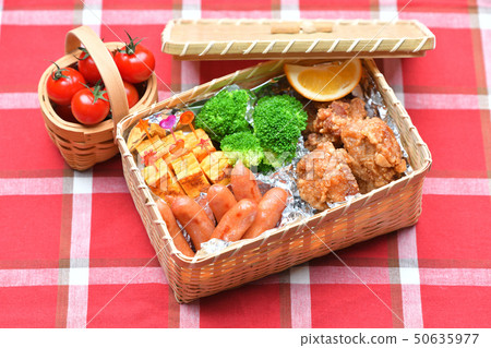 午餐形象的遊覽和運動會。午餐盒,午餐,小菜,飯糰。 午餐形象的遊覽和運動會。午餐盒,午餐,小菜,飯糰。 50635977