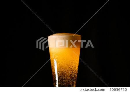 起泡啤酒的形象，華麗的燈光 50636730