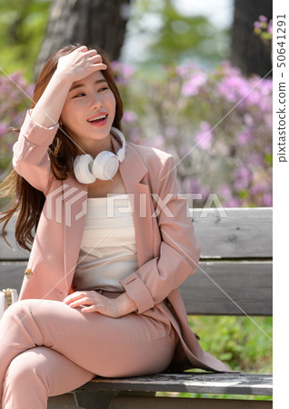 The expression of a Korean woman who is full of confidence, lifestyle, rest in a park 50641291