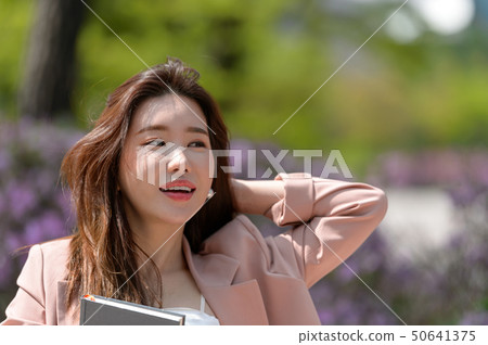 一個充滿自信,生活方式,在公園休息的韓國女人的表達 一個充滿自信,生活方式,在公園休息的韓國女人的表達 50641375