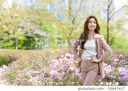 The expression of a Korean woman who is full of confidence, lifestyle, rest in a park The expression of a Korean woman who is full of confidence, lifestyle, rest in a park 50641417