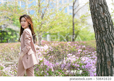 一個充滿自信,生活方式,在公園休息的韓國女人的表達 一個充滿自信,生活方式,在公園休息的韓國女人的表達 50641610