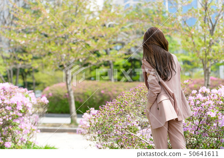 一個充滿自信,生活方式,在公園休息的韓國女人的表達 一個充滿自信,生活方式,在公園休息的韓國女人的表達 50641611