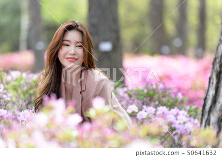 一個充滿自信,生活方式,在公園休息的韓國女人的表達 一個充滿自信,生活方式,在公園休息的韓國女人的表達 50641632