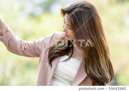 一個充滿自信,生活方式,在公園休息的韓國女人的表達 一個充滿自信,生活方式,在公園休息的韓國女人的表達 50641660